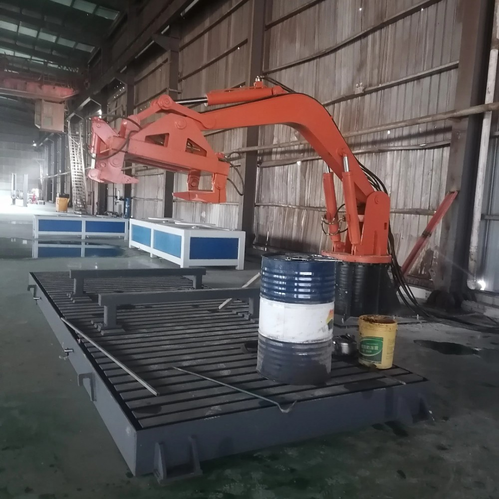 安裝師傅對安裝完的翻轉機械手進行調試