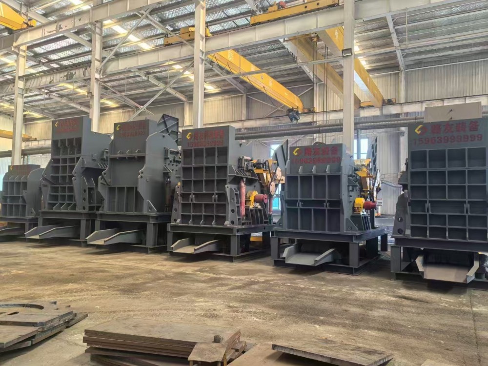 1200馬力破碎機(jī)安裝現(xiàn)場(chǎng)