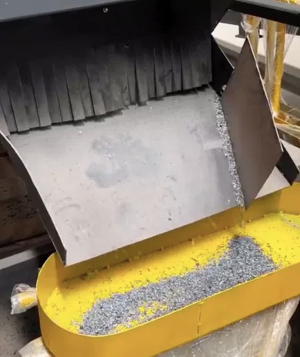 客戶(hù)帶料熱熔膠破碎料看路友分選機(jī)效果