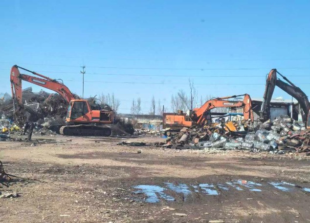 回訪路友老客戶看到幾經“ 沙場 ”的路友老設備依然作戰在前線，一股暖意涌上心頭