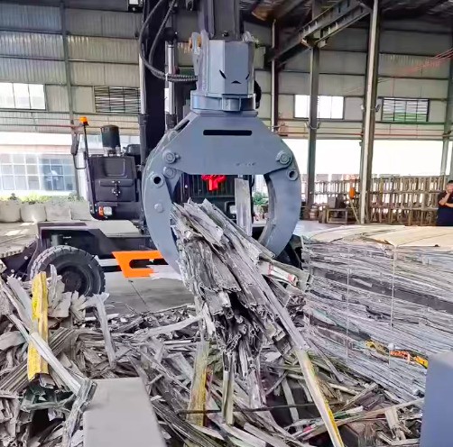 使用抓鋼機上料均勻 省時省力