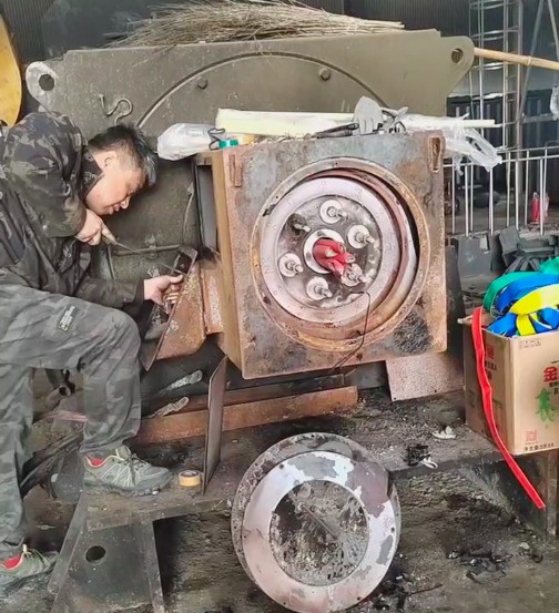 公司售后服務(wù)團(tuán)隊正在對老設(shè)備進(jìn)行維修處理