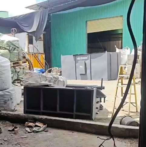 安裝師傅與設備到達香港，已卸車等待安裝