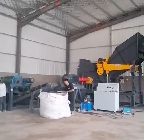 百分九十以上的客戶在試機時都選擇人工添料，沒有什么說法，單純的因為物料使用量較小。