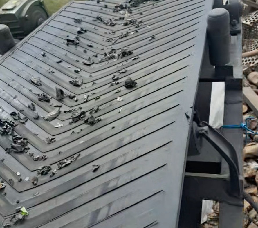 客戶場地夠大，考慮到建廠房的額外支出，最后采用破碎機(jī)漏天式生產(chǎn)