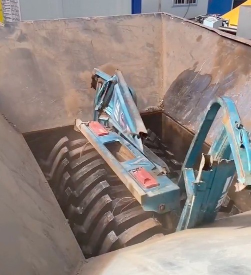 只需幾分鐘三輪車就被撕碎機粉碎成數(shù)以萬計的碎片